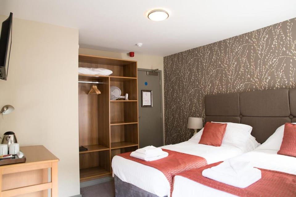 Bed, TV and multimedia, Photo of the whole room, Bedroom, towels, wardrobe