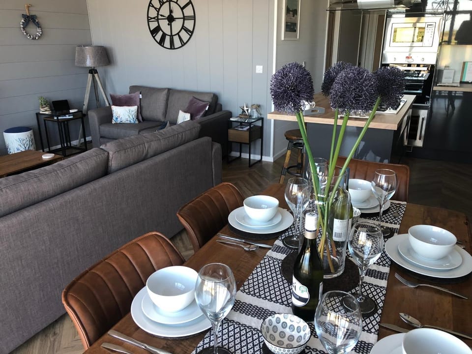 Living room, Seating area, Dining area, kitchen