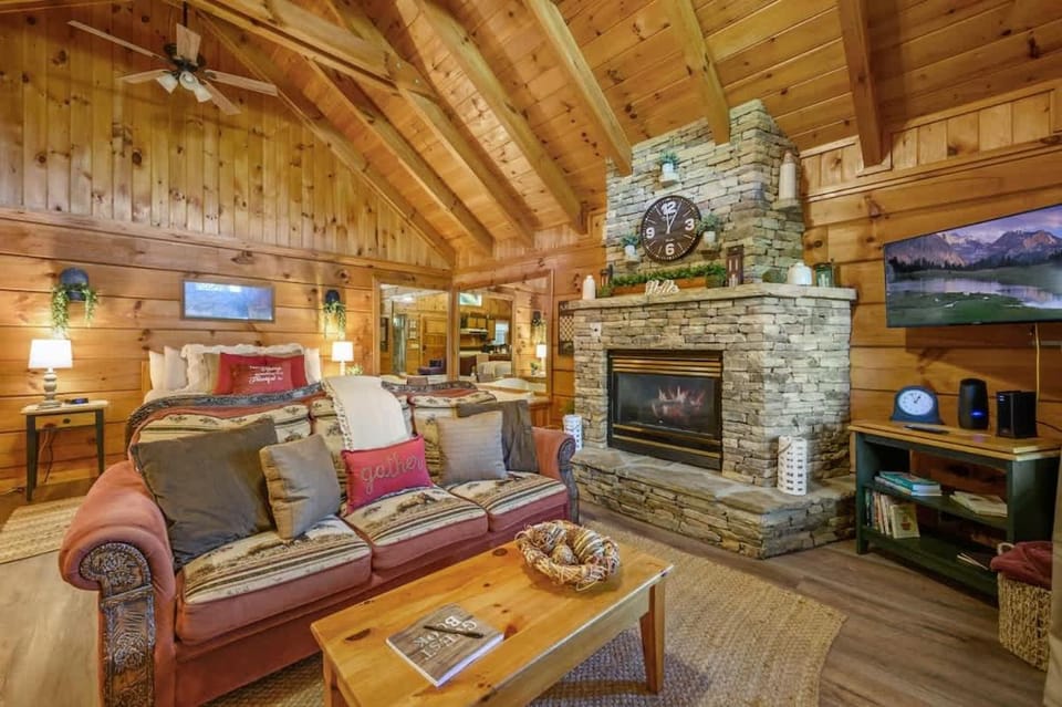 Do Not Disturb - Pigeon Forge Smoky Mountain Studio Cabin, Hot Tub, Fireplace Cabin in Pigeon Forge