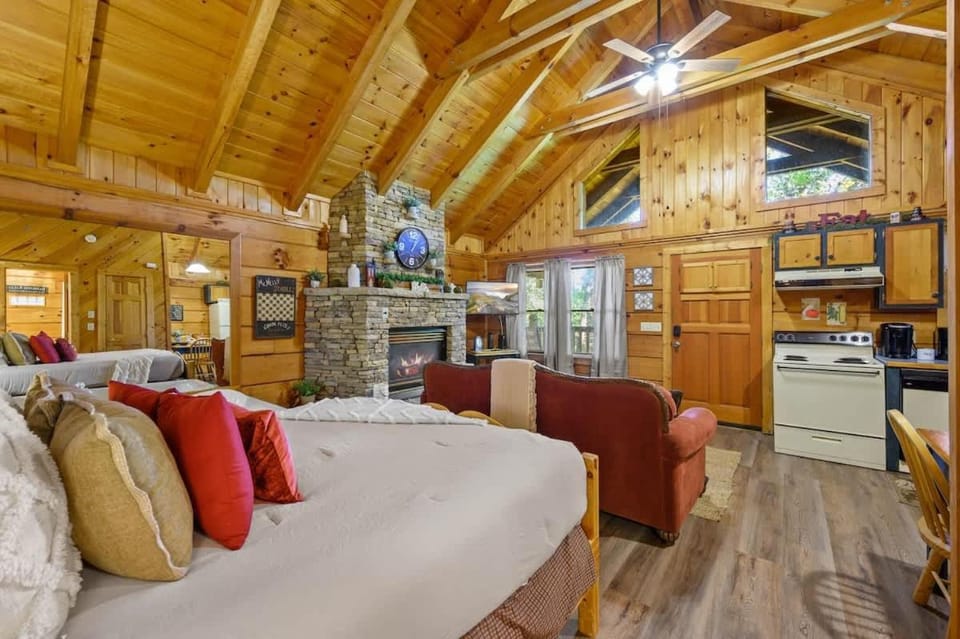 Do Not Disturb - Pigeon Forge Smoky Mountain Studio Cabin, Hot Tub, Fireplace Cabin in Pigeon Forge