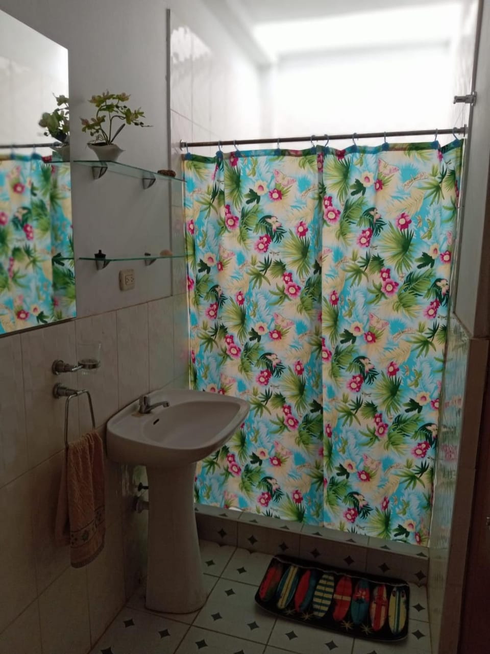 White House, CASA FAMILIAR X 7 PERSONAS House in Department of Piura