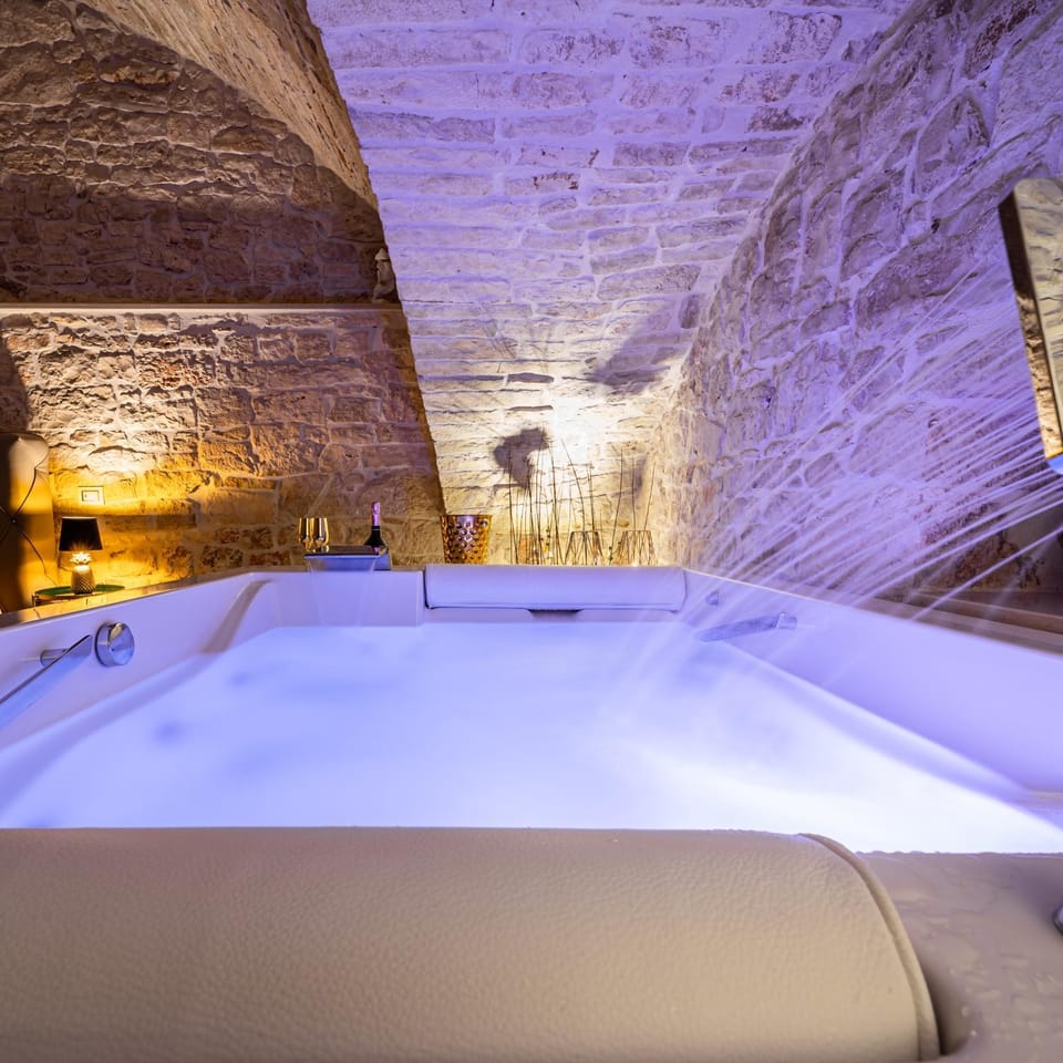 Hot Tub, Photo of the whole room