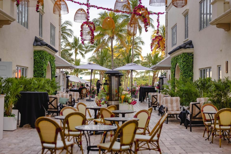 Property building, Restaurant/places to eat, Day, Seating area, Location