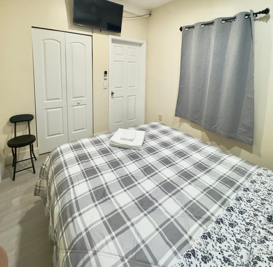 Bed, TV and multimedia, Bedroom, towels, wardrobe