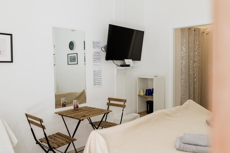 Bed, TV and multimedia, Seating area, Bedroom, towels