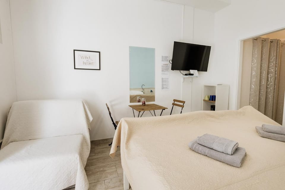 TV and multimedia, Seating area, Bedroom, towels