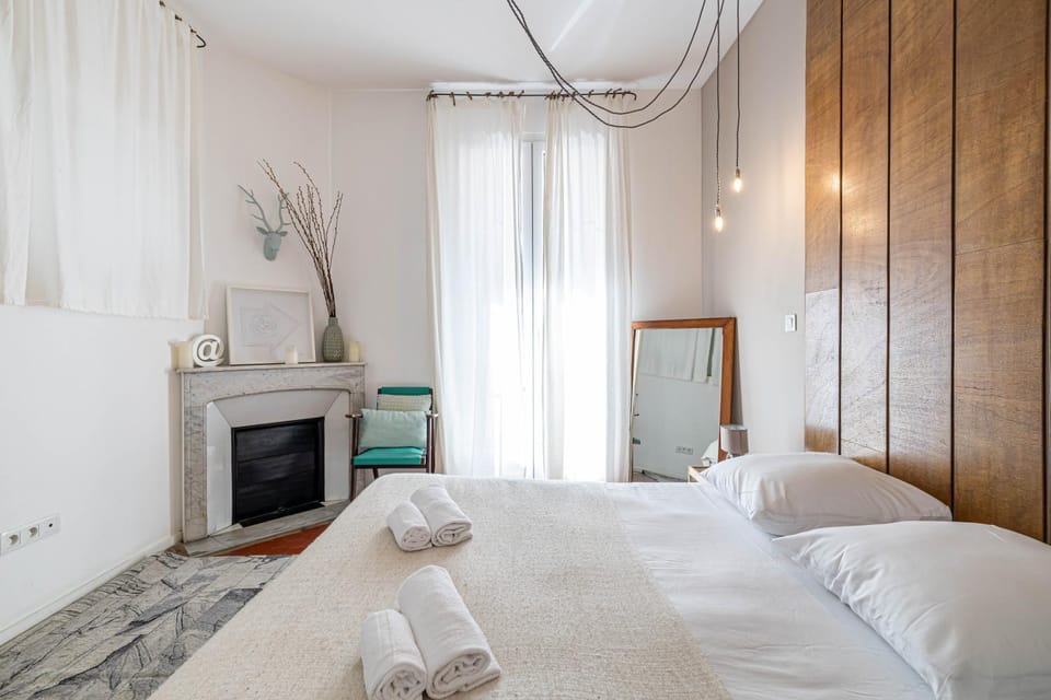 Bed, TV and multimedia, Photo of the whole room, towels