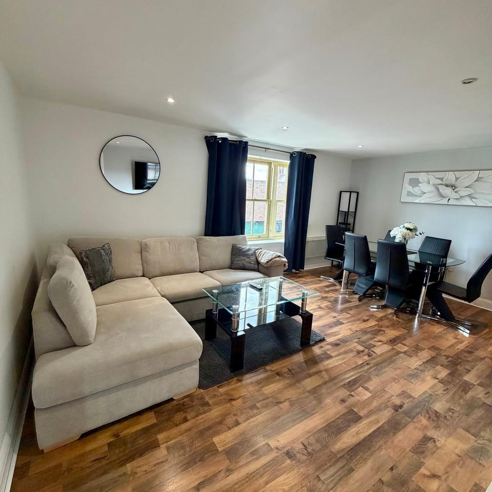 Two Bedroom Flat Town Centre Colchester Apartment in Colchester