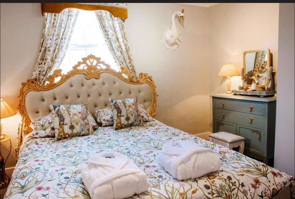 Whispering Place Georgian Grade II Sleeps 6 Adults 3 mins from Safari Park & Steam Train Bed and Breakfast in Bewdley