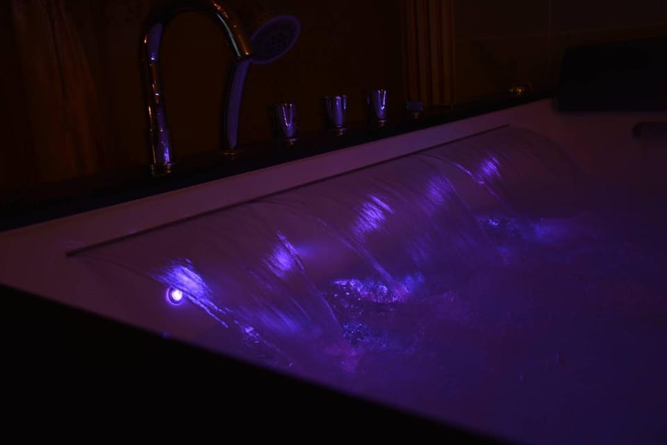 Le Petit Versailles - Love Room Spa Apartment in Vernon