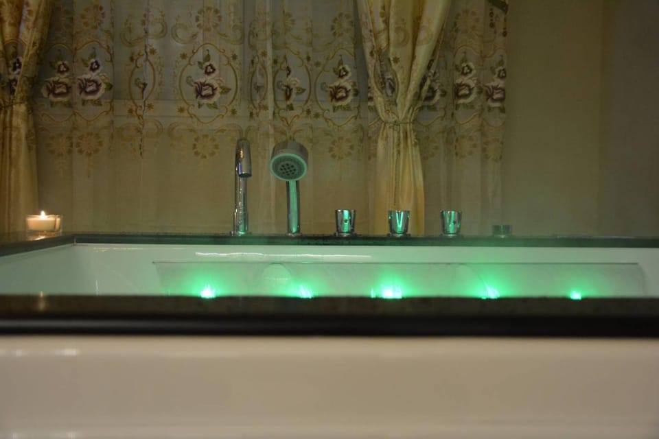 Le Petit Versailles - Love Room Spa Apartment in Vernon