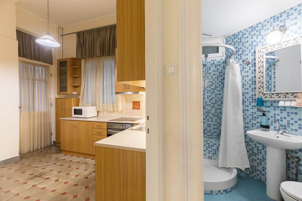 Shower, Toilet, Bathroom, Kitchen or kitchenette, towels