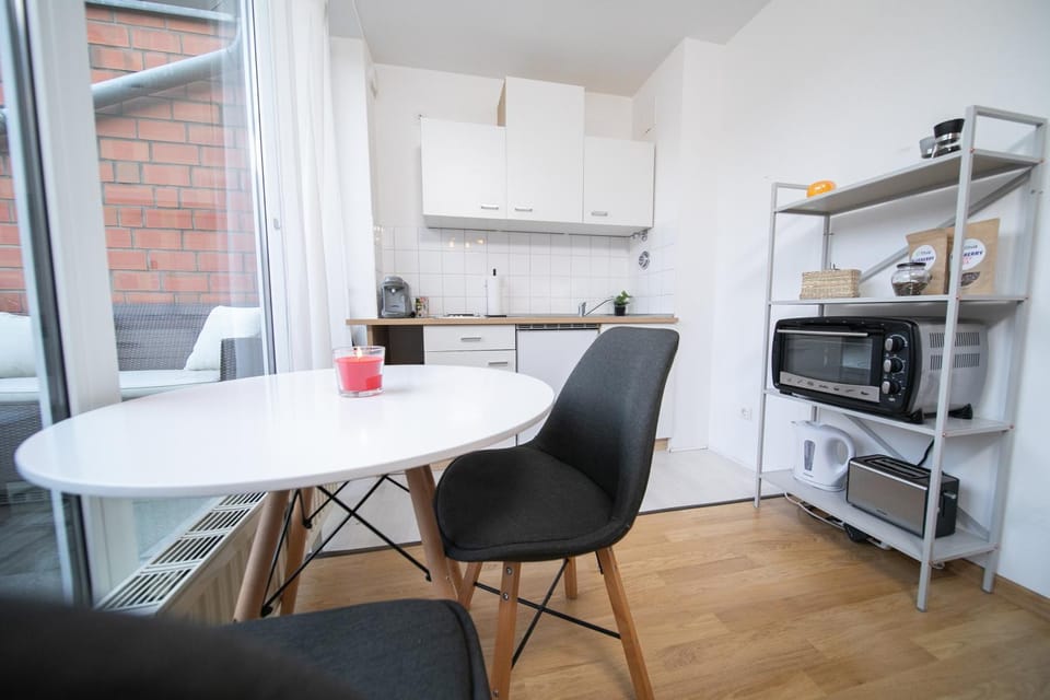 Coffee/tea facilities, Kitchen or kitchenette, Dining area, Communal kitchen, minibar