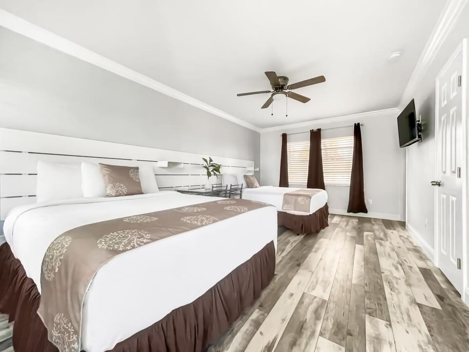 TV and multimedia, Photo of the whole room, Bedroom