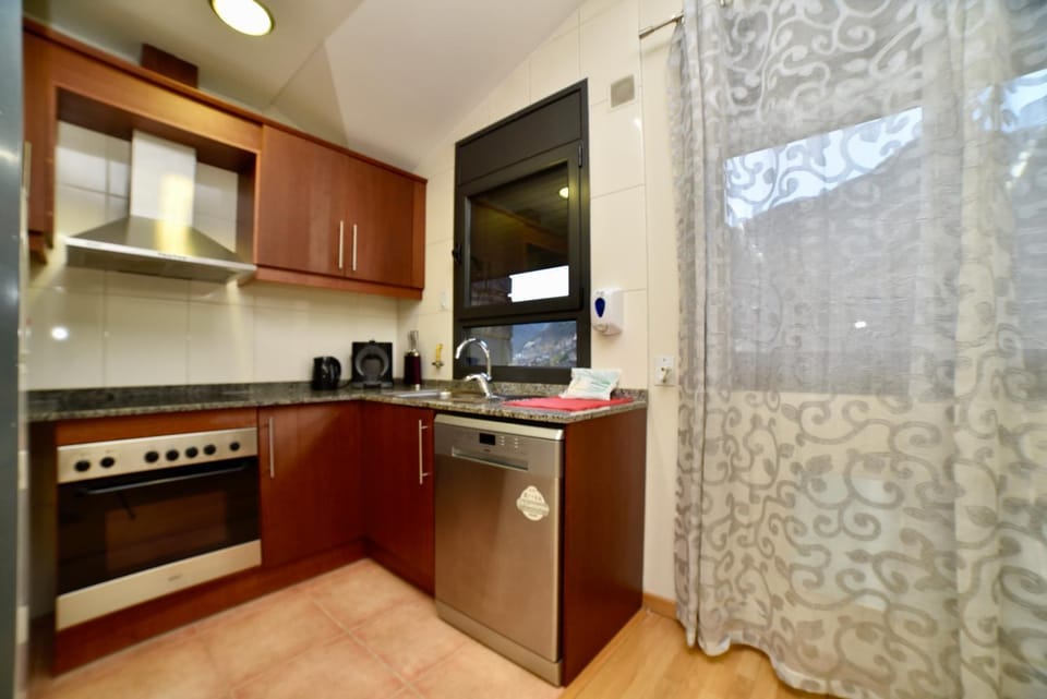 Kitchen or kitchenette, dishwasher, stove
