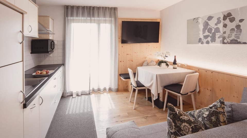 TV and multimedia, Kitchen or kitchenette, Living room, Seating area, Dining area, minibar, stove