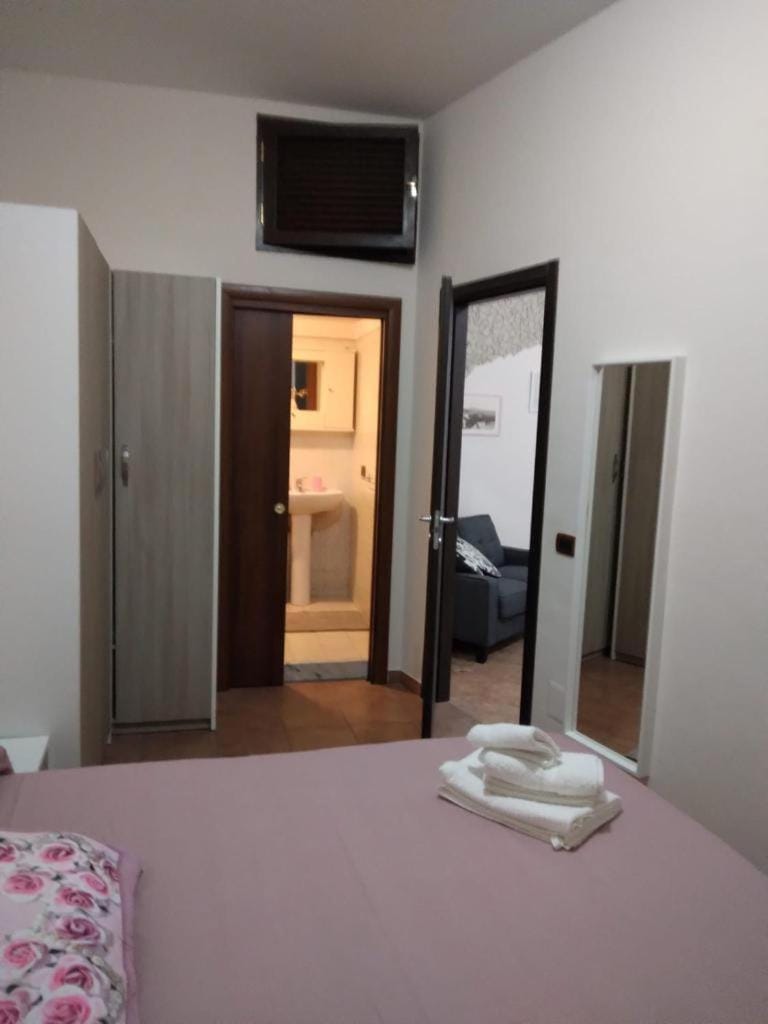 Bed, TV and multimedia, Photo of the whole room, Bedroom, towels, wardrobe, air conditioner