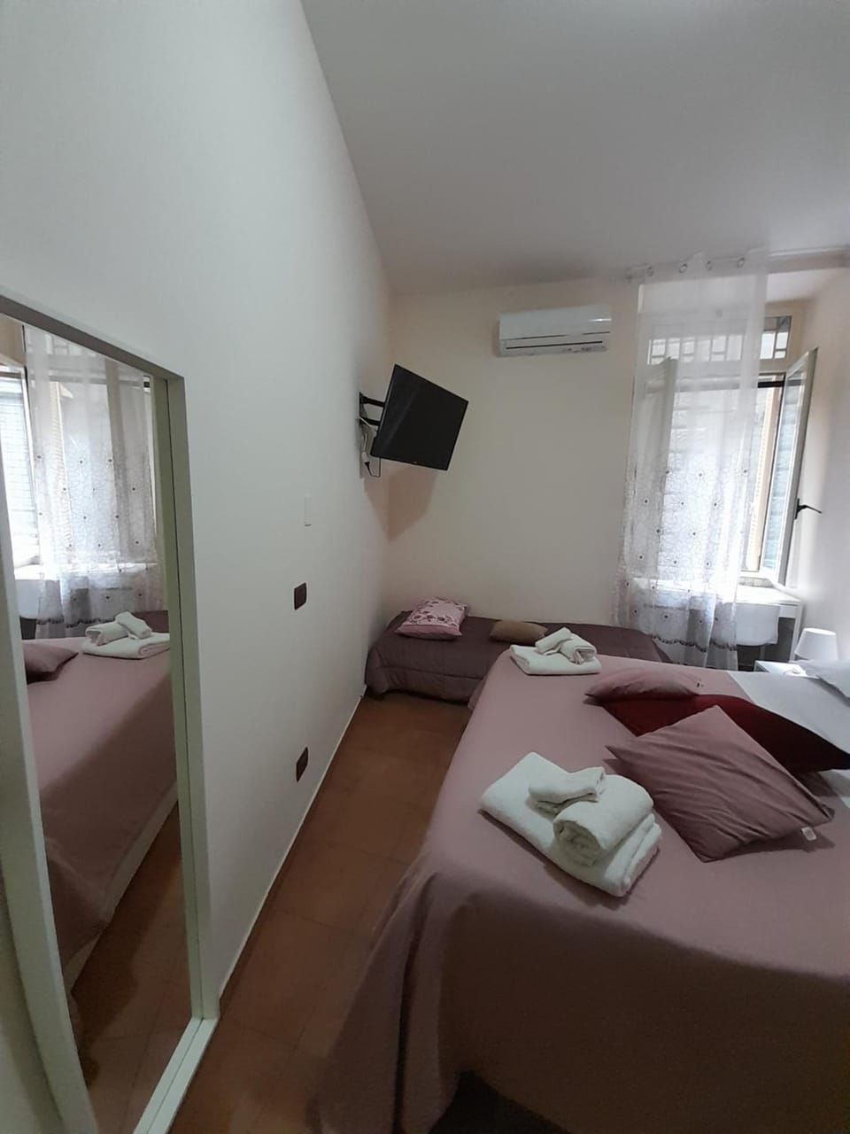 Bed, TV and multimedia, Photo of the whole room, Bedroom, towels