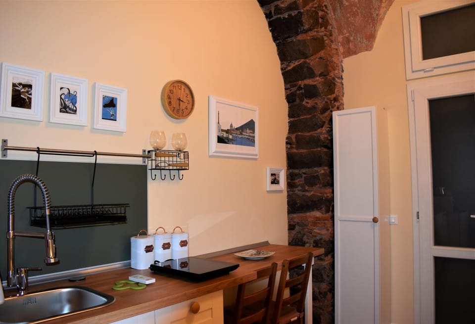 Kitchen or kitchenette, Dining area, stove