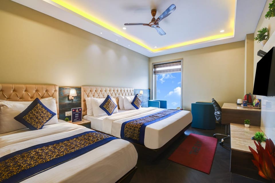 Bed, TV and multimedia, Photo of the whole room, Bedroom