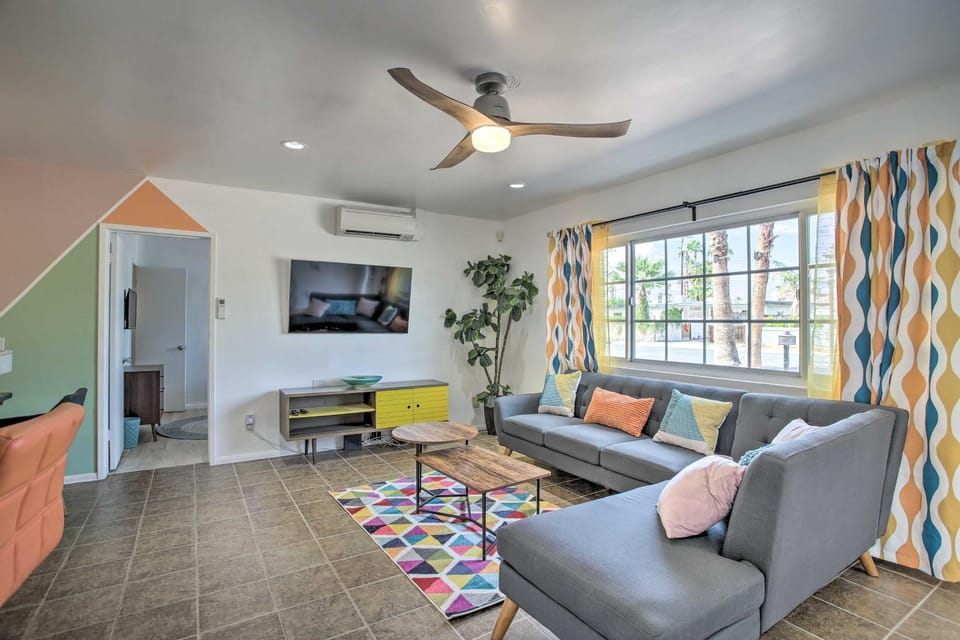 Chic Palm Springs Home w/ Patio, Grill & Yard House in Palm Springs