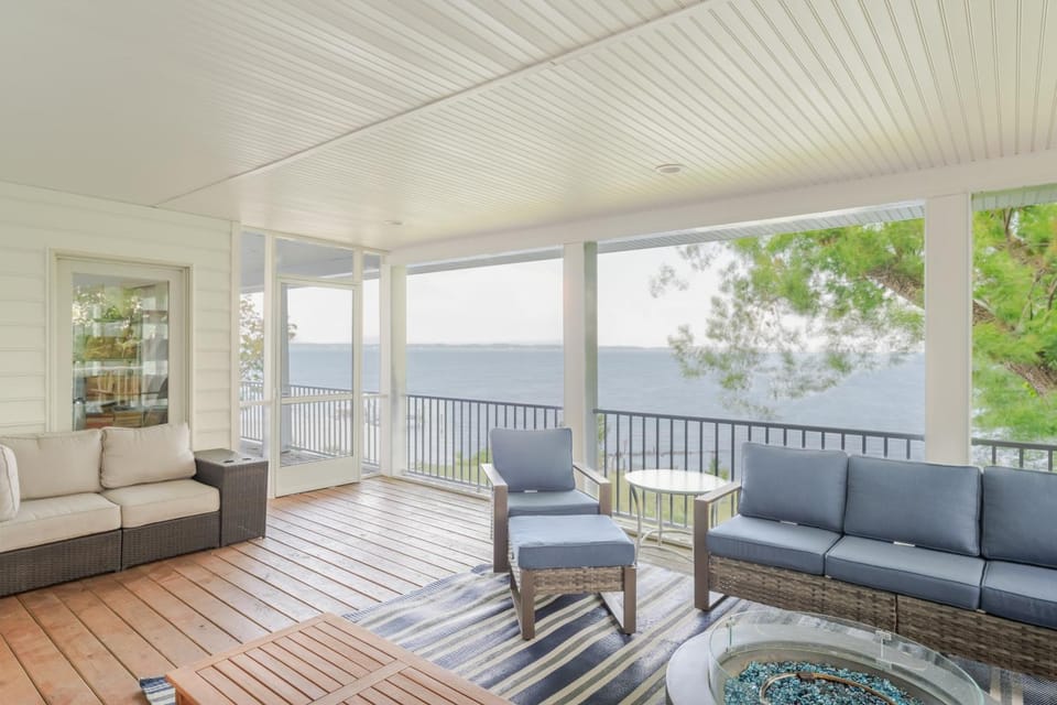 Hot Tub + Private Beach: Waterfront Urbanna Escape House in Virginia