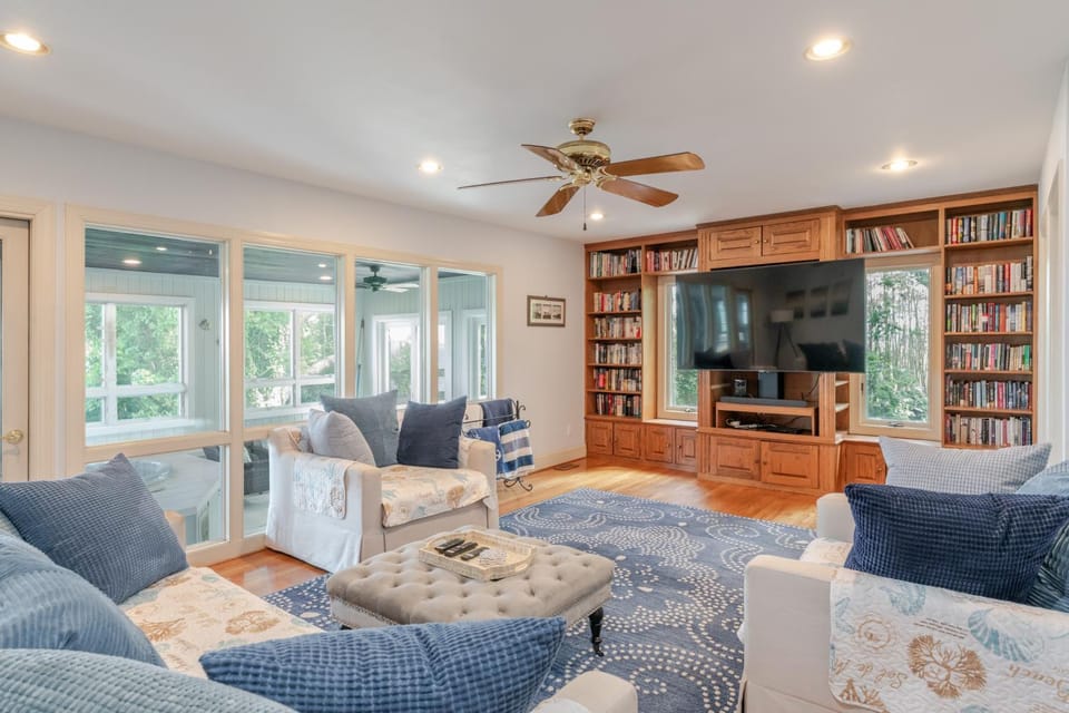 Hot Tub + Private Beach: Waterfront Urbanna Escape House in Virginia