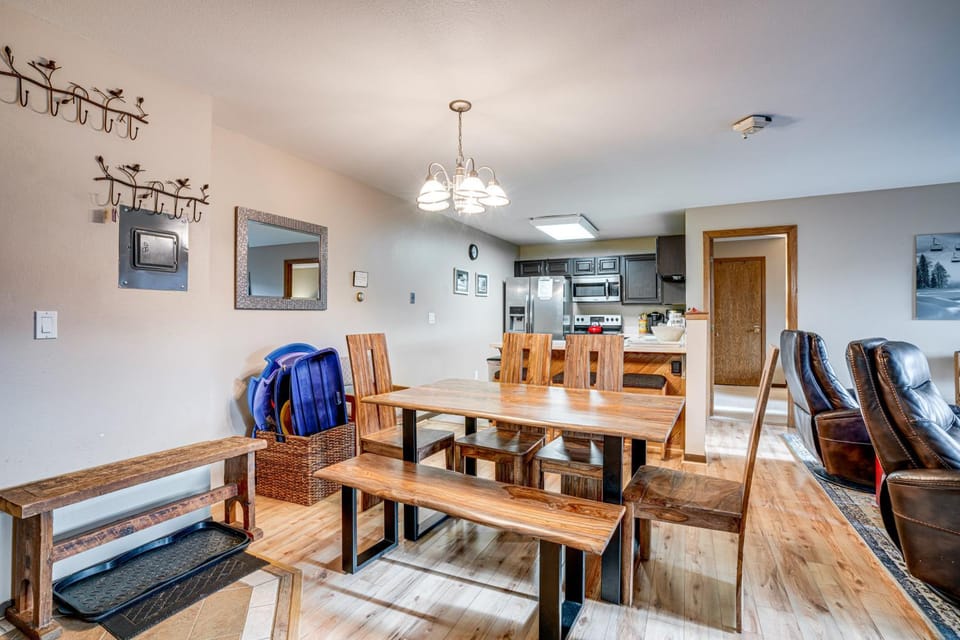 Silverthorne Condo: New Pool & Hot Tub + Fireplace House in Wildernest