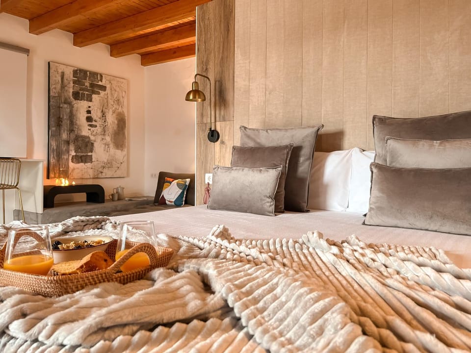 Bed, Living room, Photo of the whole room, Bedroom