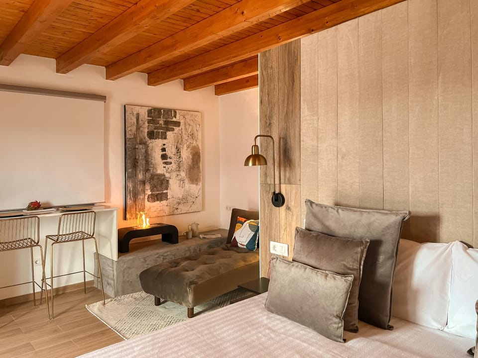 Bed, Living room, Photo of the whole room, Bedroom