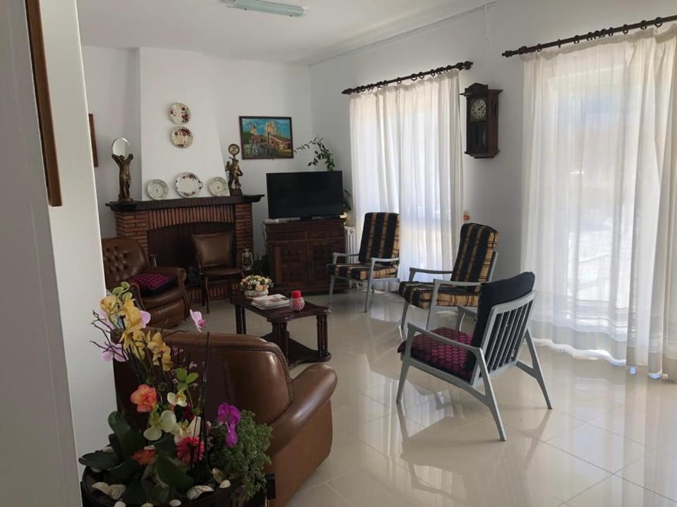 Communal lounge/ TV room