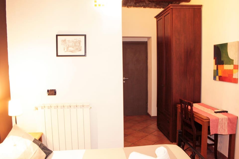 TV and multimedia, Photo of the whole room, Bedroom