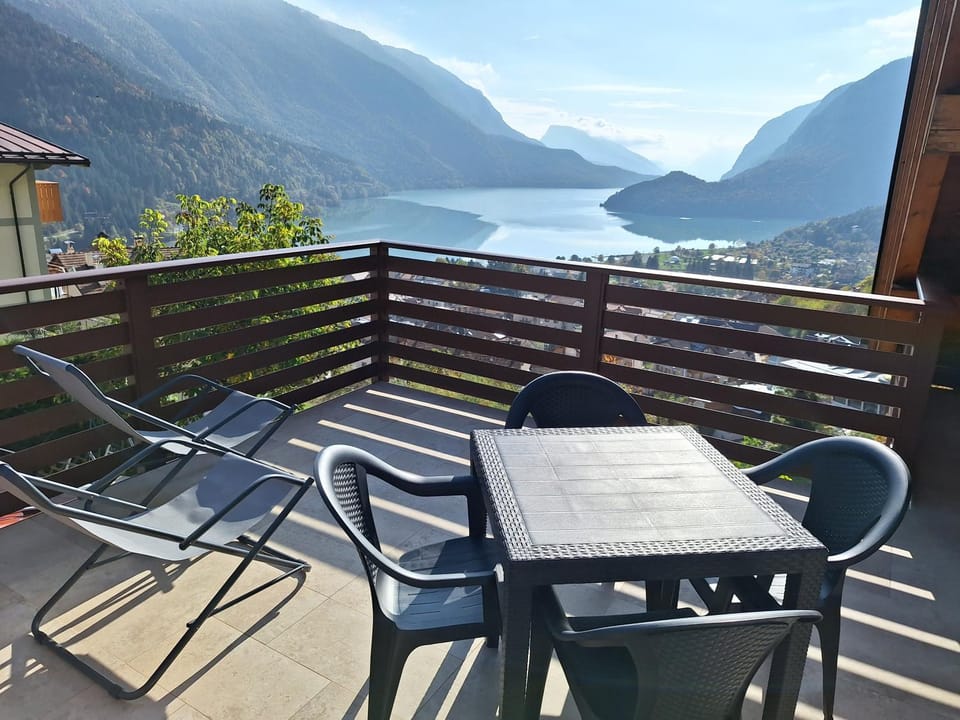 Nearby landmark, Natural landscape, Balcony/Terrace, Dining area, Lake view, Mountain view