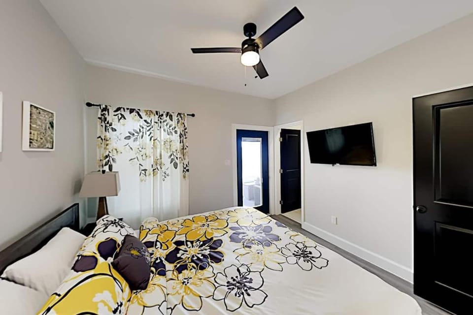 Luxurious Family-friendly Oasis with Laguna Views House in Flour Bluff