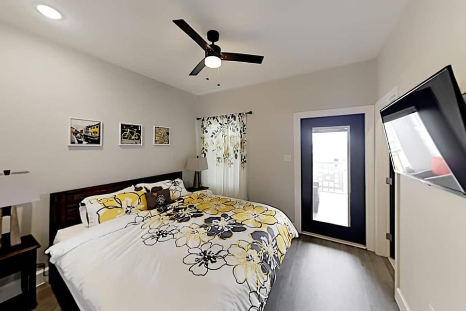 Luxurious Family-friendly Oasis with Laguna Views House in Flour Bluff