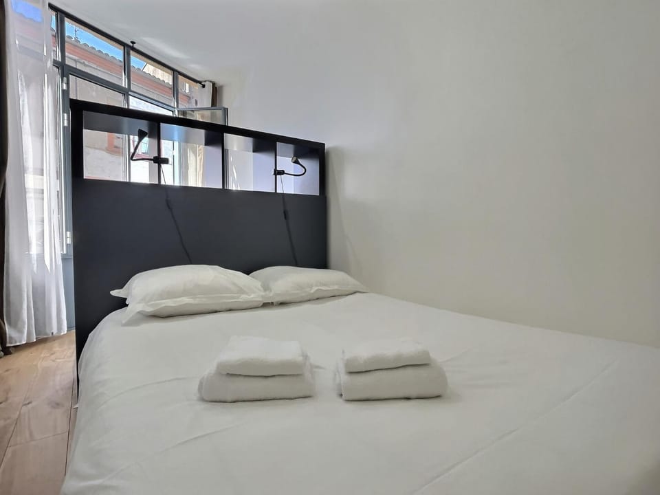 Bed, Photo of the whole room, Bedroom, towels