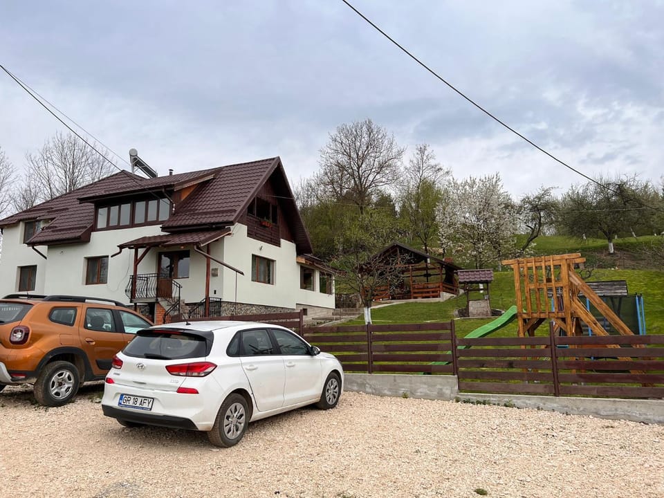Pensiunea Poiana Luminoasă Villa in Romania