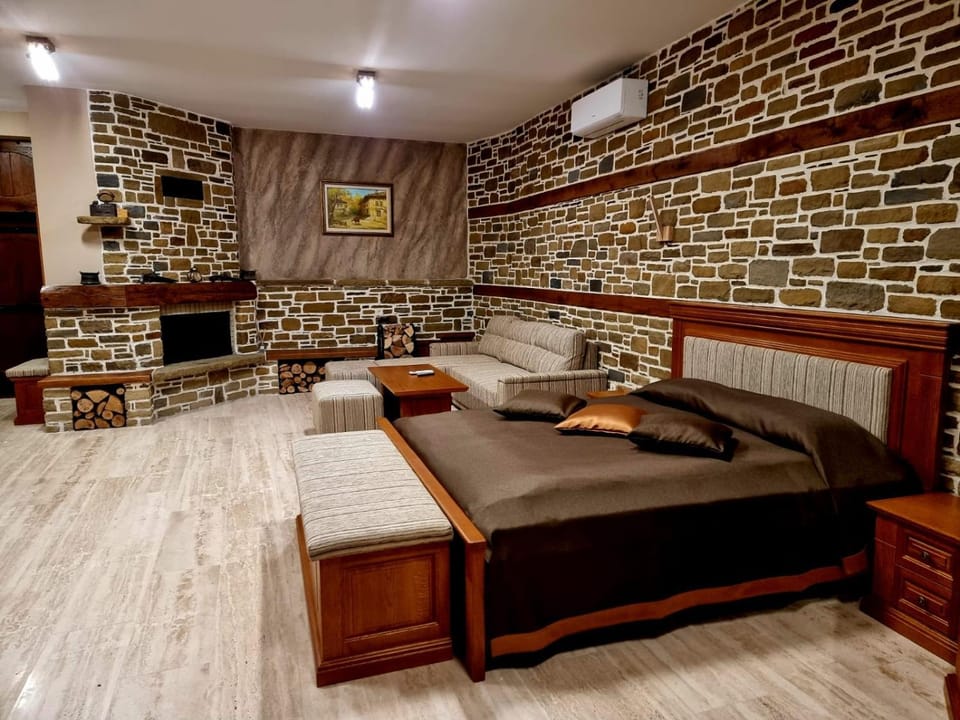 Communal lounge/ TV room, Bed, TV and multimedia, Living room, Photo of the whole room, Seating area, Evening entertainment, Bedroom