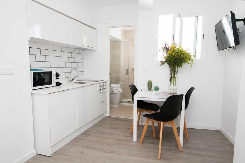 Kitchen or kitchenette, Dining area
