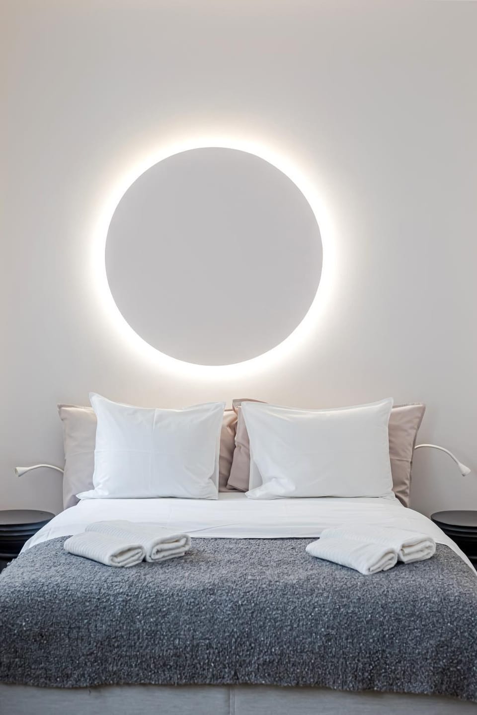 Bed, Bedroom, towels
