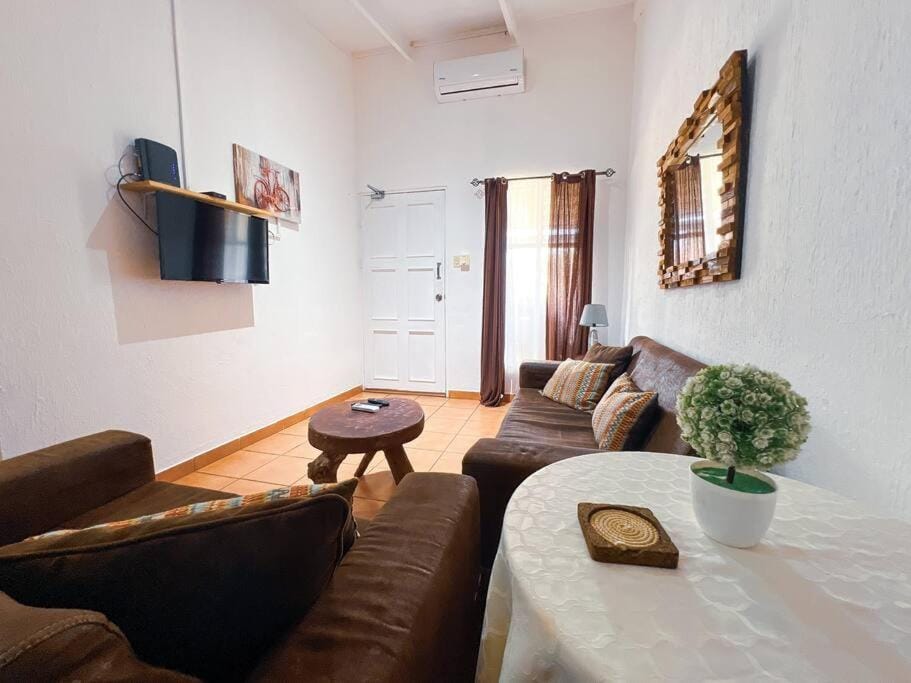 Villa Paraíso Mango 4, Steps from the Beach & Free WIFI Villa in Jaco