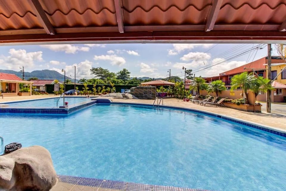 Villa Paraíso Mango 4, Steps from the Beach & Free WIFI Villa in Jaco