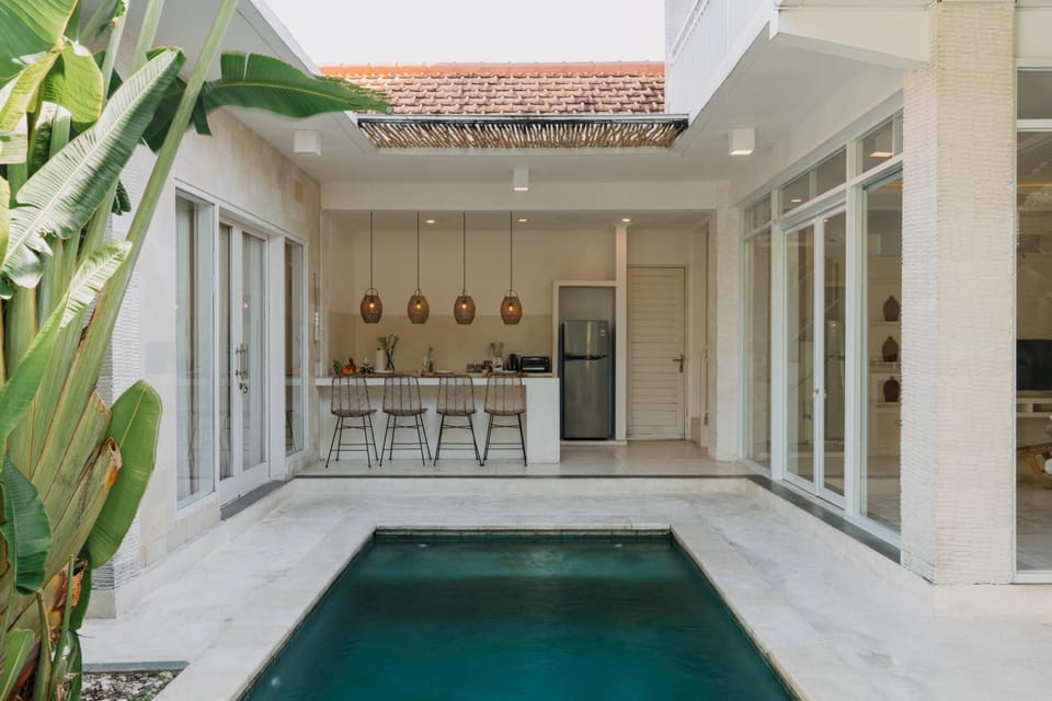 Dining area, Pool view, Swimming pool
