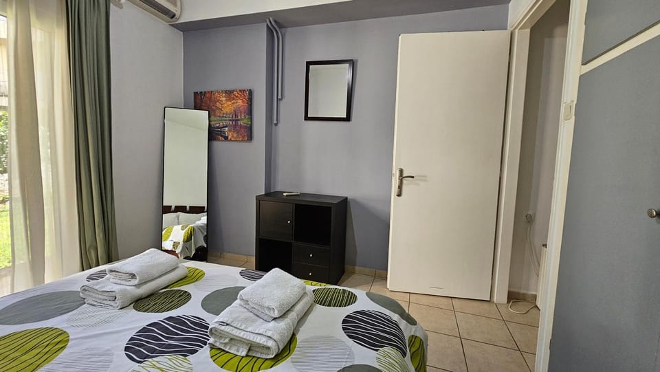 Photo of the whole room, Bedroom, towels, wardrobe