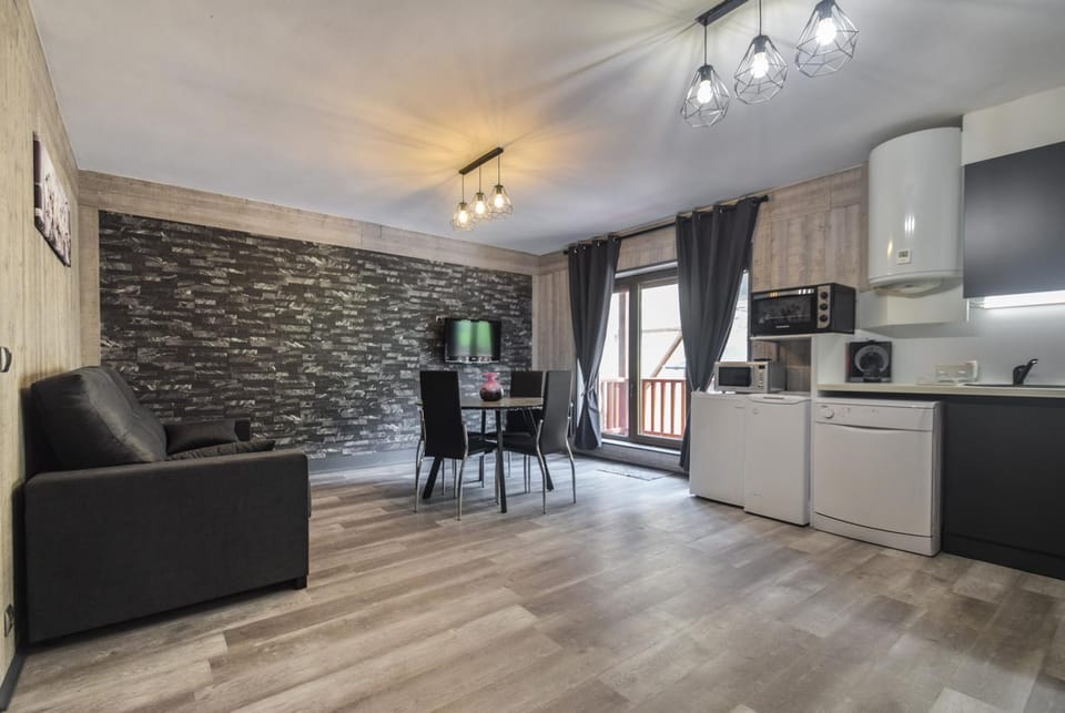 Kitchen or kitchenette, Living room, Seating area, Dining area