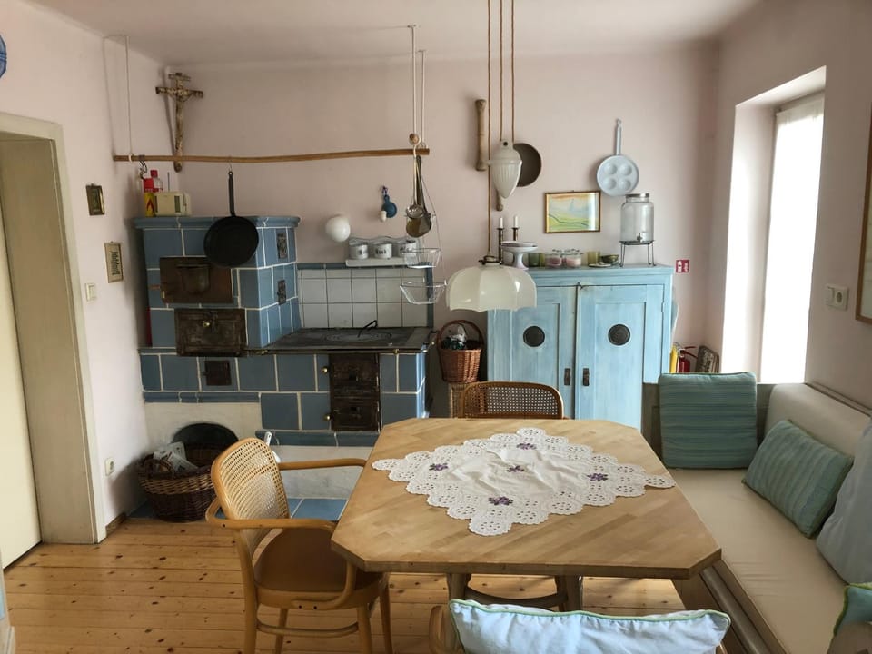 Kitchen or kitchenette, Seating area, Dining area
