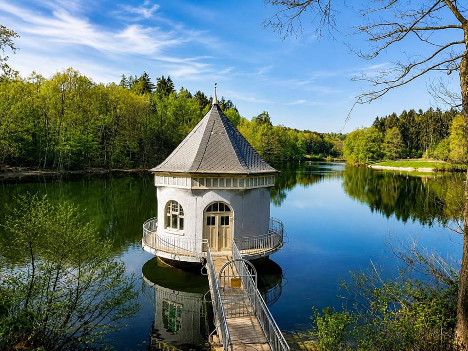 Nearby landmark, Restaurant/places to eat, Spring, Natural landscape, Activities, Summer, Children play ground, Fishing, Horse-riding, Hiking, Cycling, Sports, Time of day, children, young children, older children, Family