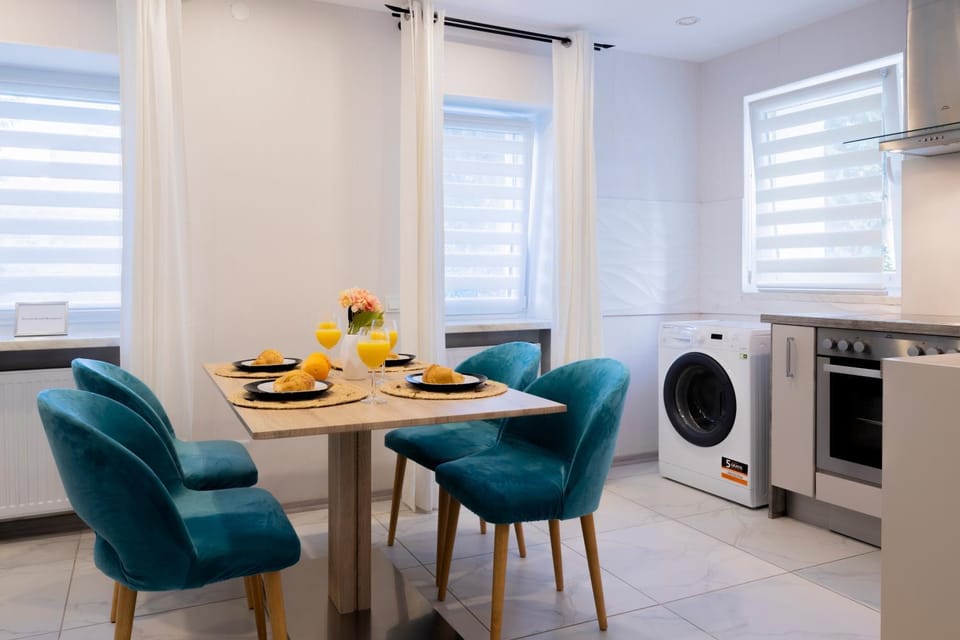 Kitchen or kitchenette, Dining area, pet friendly, stove, toaster, washing machine