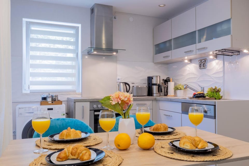 Coffee/tea facilities, Dining area, stove, toaster, kitchen