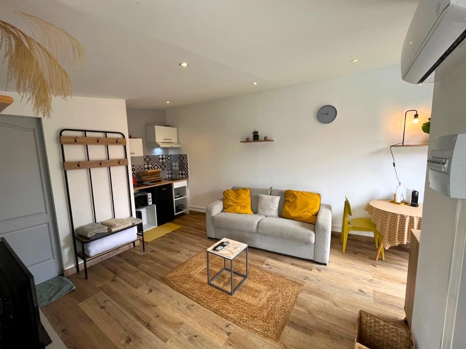Coffee/tea facilities, Bedroom, locker, pet friendly, stove, toaster, kitchen, air conditioner